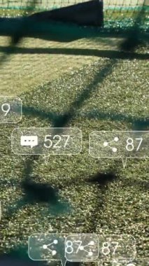 Kriket oyuncusunun sahadaki dijital veri işleme animasyonu. Küresel spor, sosyal medya, bağlantılar, hesaplama ve veri işleme kavramı dijital olarak oluşturulmuş video.