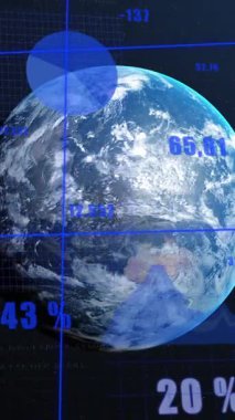 Veri işleme animasyonunun siyah arka planda dünya üzerinde gerçekleşmesi. küresel teknoloji, bilgisayar ve dijital arayüz kavramı dijital olarak oluşturulmuş video.