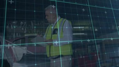 Erkek müfettiş kontrol listesi sayfalarını çeviriyor ve otomatik QC panelini karşılaştırırken AR taramasına başlıyor. Endüstriyel, teknoloji, teftiş, verimlilik, verimlilik, fütüristik, hassasiyet