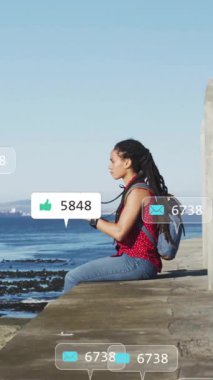 İskeleden okyanusu fotoğraflayan kadın için sosyal medya nişan animasyonu. Rıhtım, kıyı, dijital, nüfuz, içerik, yaratım