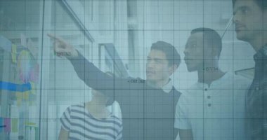 Meslektaşlar cam üzerindeki notaya bakıyorlar, yükselen grafiklerle birlikte yüzen şebekeyi aktive ediyorlar. İşbirliği, takım çalışması, analitik, veri görselleştirme, yenilik, modern ofis, üretkenlik