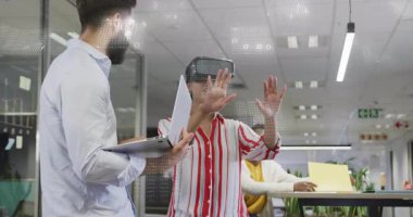 Erkek dizüstü bilgisayar komutlarını yazdıktan sonra kadın VR kulaklığını kullanarak veri hologramını kontrol ediyor. Teknoloji, yenilik, işbirliği, dijital, fütürist, çalışma alanı, yaratıcılık