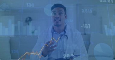 Animasyon çizelgeleri güncellerken ve sağlık veri eğilimini resmederken doktor kalem kaldırıyor ve konuşuyor. Profesyonel, sunum, veri, analiz, büyüme, bilgi, iletişim