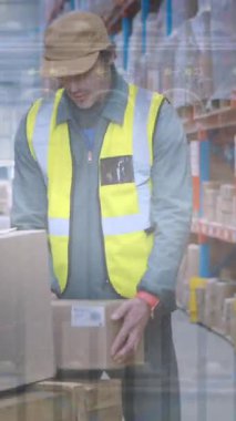 Depoda çalışan beyaz erkek işçilere ilişkin istatistiksel veri işleme animasyonu. Lojistik ve iş teknolojisi kavramı