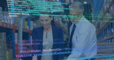 Meslektaşlar yürüme koridorunda durur, palette durur ve AR 'ın tedarik zinciri verilerini analiz eder. Sanayi, lojistik, analitik, teknoloji, şirket, operasyonel, yönetim