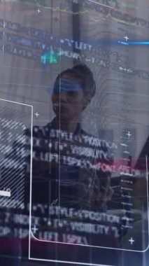 Grafiklerin, mesajların, alım satım tahtasının, bilgisayar dilinin, raporları tartışan çeşitli iş arkadaşlarının animasyonu. Dijital bileşik, iş dünyası, borsa, kodlama, planlama, açıklama ve teknoloji kavramı.