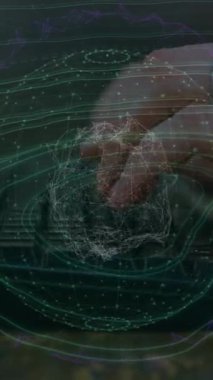 Bilgisayar kullanarak ellerin üzerindeki şekillerin animasyonu. Küresel iş ve dijital arayüz kavramı dijital olarak oluşturulmuş video.