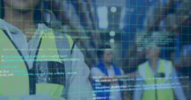 Depo üzerinde büyüyen yeşil şebeke kodları başlatarak kadın işçilerin stokları görselleştirdiğini gösteriyor. Teknoloji, lojistik, sanayi, güvenlik, işbirliği, yenilik, dijital