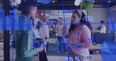 İş arkadaşları kahveyi yudumluyor verileri tartışıyor, grafikleri güncelliyor, adam telefon çalıyor. İşbirliği, teknoloji, modern, iletişim, yenilik, işyeri, üretkenlik