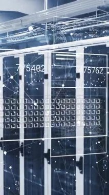 Bilgisayar sunucuları üzerinden veri işleme animasyonu. Dijital olarak oluşturulmuş küresel bağlantılar, hesaplama ve veri işleme kavramı.