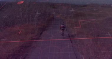 İHA yükseliyor, genç bisikletçilerin izini sürüyor, dijital HUD haritalama alanını aktifleştiriyor. Macera, keşif, teknoloji, açık hava, yükseklik, yenilik, manzara