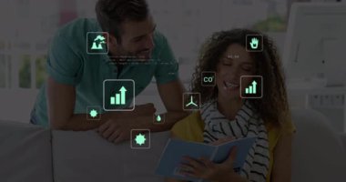 Tabletteki kadın tıklama stili, grafik veri kodlarını erkeklerin verileri işaret etmesiyle örtüşüyor. Teknoloji, veri, analitik, işbirliği, yenilik, sürdürülebilirlik, dijital