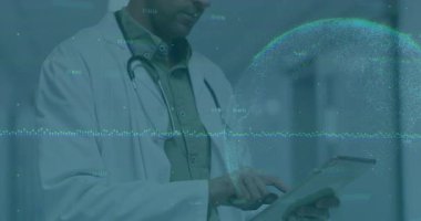 Doktor, hastane koridorundaki verileri canlandırılmış dalga formu küresiyle inceleyen tablet kayıtlarını açıyor. Tıbbi profesyonellik, sağlık, fütüristik, dijital arayüz, veri analizi, yenilik, klinik