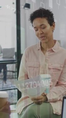 Ofisteki çeşitli iş adamları üzerinde finansal veri işleme animasyonu. Küresel finansman, iş ve dijital arayüz kavramı dijital olarak oluşturulmuş video.