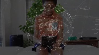 Okul çağındaki bir çocuk tablet ekranını yatağa tıklatıyor, eğitici holografik küreyi yansıtıyor ve keşfediyor. Teknoloji, yenilik, dijital, eğitim, sanal, gençlik, modern