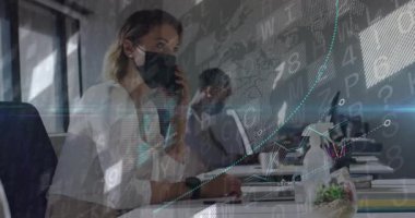 Maskeli kadın akıllı telefonu kaldırıyor ve teknoloji ofisinde yüzen veri örtüleri ve çizgi grafikleriyle yazı yazıyor. İşbirliği, teknoloji, dijital, iş, modern, iletişim, analitik