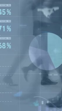 Çeşitli iş adamlarının yürümesi üzerine finansal veri işleme animasyonu. küresel iş, finans, bağlantılar ve dijital arayüz konsepti dijital olarak oluşturulmuş video.