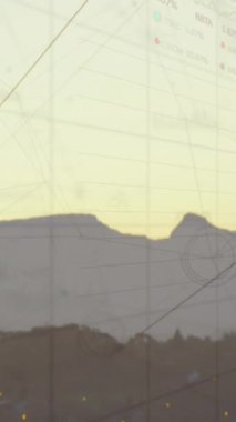 Elektrik direği ve peyzaj üzerindeki istatistik ve veri işleme animasyonları. küresel enerji, elektrik ve veri işleme kavramı dijital olarak oluşturulmuş video.