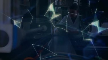 Laboratuvardaki erkek araştırmacı laptopun üzerine eğilip küresel bağlantıyı gösteren 3 boyutlu dünyayı döndürmeye başlıyor. Teknoloji, yenilik, dijital, küresel, bağlantı, bilim, ağ