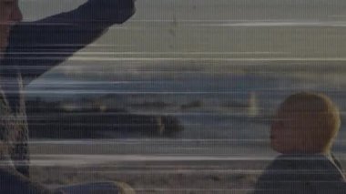 Anne, kumsal kumu kepçelemek ve oturulan bebeğin üzerine tahıl dökmek, gün batımında erken eğitimi teşvik etmek. Aile, sahil, açık hava, dinginlik, bağ, doğa, alacakaranlık