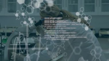 Kadın bilim adamı mikroskoba kayarak altıgen kodların örtüşmesine ve bilime odaklanmasına neden oluyor. Araştırma, yenilik, teknoloji, analitik, kesinlik, laboratuvar, keşif