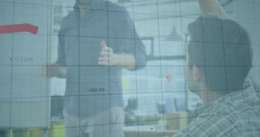 Finans analisti işaretleyici çizim çizelgesi seçiyor. Düşüşü gösteriyor. Sonra da kırmızı kaplama ile yükselmeyi takip ediyor. İşbirliği, sunum, takım çalışması, analitik, iş, strateji, yenilik