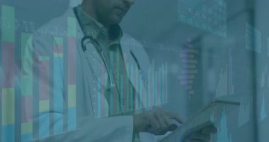 Doktor tableti kavrayıp çubuk grafikler ve çizelgeler olarak kaydırarak sağlık verileri incelemesi için canlandırıyor. Tıbbi, teknoloji, analitik, yenilik, profesyonel, dijital, sağlık