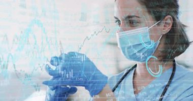 Tıbbi profesyonel aşı şişesi delme ve yüzen veri tablosu altında aşı dozu alma. Sağlık, laboratuvar, kesinlik, profesyonellik, teşhis, teknoloji, klinik