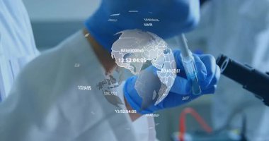 İkinci işarette, bilim adamının iç karartıcı pipet çizim örneği, dönen 3 boyutlu küre görüntüleme analizi. Araştırma, yenilik, teknoloji, veri, görselleştirme, laboratuvar, bilim