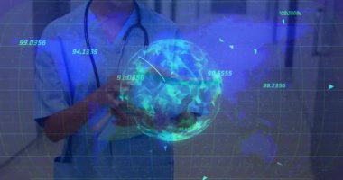 Sayısal verileri görüntülemek için hologram küresi üzerinde iz sürme tableti. Tıbbi, teknoloji, yenilik, dijital, geleceksel, analiz, profesyonel