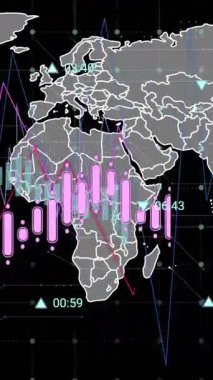 Kara arkaplanda dünya haritasıyla şebeke üzerinden veri işleme animasyonu. Küresel ağ ve iş veri teknolojisi kavramı