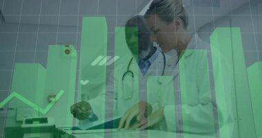 İki doktor tarayıcıya yerleştirip sağlık verilerini analiz ederken yeşil çubuklar ve çizgi grafiği hareket ediyor. Tıbbi, veri, analiz, sunum, profesyonel, görselleştirme, teknoloji