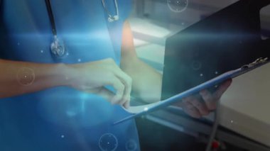 Klinikte tıbbî tıbbî tıkaç tableti ve röntgen filmlerini kaldırma gözden geçirilmek üzere örtüler oluşturma. Sağlık, tanı, teknoloji, sağlık, yenilik, hasta bakımı, dijital