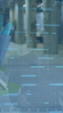 İş adamları üzerinde finansal veri işleme animasyonu. Küresel iş bağlantıları ve veri işleme kavramı dijital olarak oluşturulmuş video.