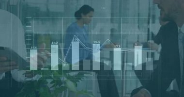 İş arkadaşları dizüstü bilgisayarda yazıyorlar ve tableti dinlenme odasında tıklatıyorlar. Mali verileri güncellerken grafikler zayıflıyor. İşbirliği, analitik, modern, profesyonel, kentsel, dijital, takım çalışması