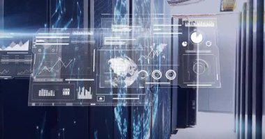 Holografik panelleri yansıtan ve ağ izleme paneli oluşturan veri alan sunucu rafları. Teknoloji, yenilik, dijital, geleceksel, siber güvenlik, görselleştirme, altyapı