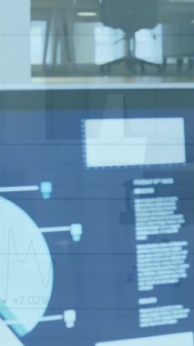 Ofiste çalışan iş adamları üzerinde finansal veri işleme animasyonu. Küresel iş bağlantıları ve veri işleme kavramı dijital olarak oluşturulmuş video.