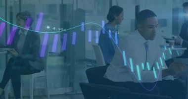 Animasyon iş grafiğini analiz etmek için içeri giren ve telefonu meslektaşlarına gösteren olgun bir akran. Şirket, takım çalışması, dijital, profesyonel, iletişim, teknoloji, modern