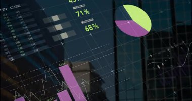 Şehir manzarası üzerinde dijital torpido gözünde açılıyor, ölçekleri canlandırıyor, pasta grafikleri, ölçümleri gösteren çubuklar. Teknoloji, analiz, arayüz, fütüristik, veri, kentsel, minimalizm