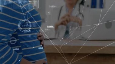 Doktor sağlık kontrollerini başlatırken hamile hastaların karnını tutarken ağın grafikleri zayıflıyor. Tıbbi, sağlık, hamilelik, annelik, danışma, dijital, teknoloji