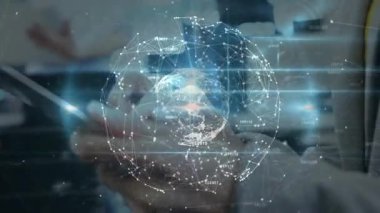 Bilgi akışını gösteren bir ağ küresi atarken, teknik arkadaşlar akıllı telefonu dinliyorlar ve dizüstü bilgisayarı daktilo ediyorlar. Dijital, yenilik, bağlantı, fütüristik, işbirliği, profesyonel, gösterişli