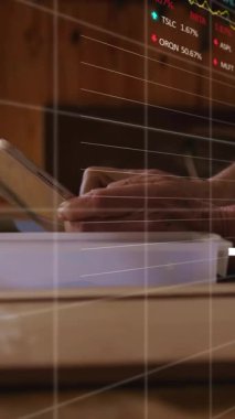 Afro-Amerikan iş kadınının ofisinde veri işleme animasyonu. Dijital olarak oluşturulmuş küresel bağlantılar, hesaplama ve veri işleme kavramı.