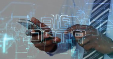 Erkek işletme müdürü akıllı telefonun üzerinde süzülüyor, analitik için yüzen büyük veri görsellerini ayarlıyor. Teknoloji, veri, yenilik, fütürizm, holografi, dijital, profesyonel