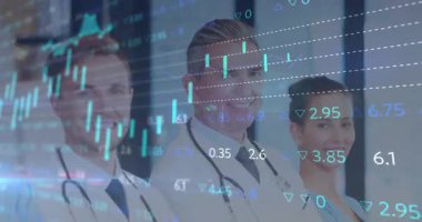 Klinik koridorunda canlı analitik izleme yapan tıbbi ekibe yansıyan holografik finansal şema. Teknoloji, yenilik, işbirliği, sağlık, veri, görselleştirme, profesyonel