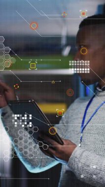 Sunucu odasında dijital tablet kullanan Afro-Amerikan erkek mühendis üzerinde veri işleme animasyonu. Bilgisayar arayüzü ve iş veri depolama teknolojisi kavramı