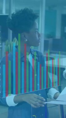 Ofisteki çeşitli iş adamları üzerinde finansal veri işleme animasyonu. Küresel finans, iş, bağlantılar, hesaplama ve veri işleme kavramı dijital olarak oluşturulmuş video.