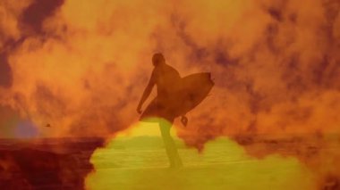 Gün batımında kıyıya çıkan sörfçü, sörf tahtası taşıyor ve köpek koştururken sörf yapmaya hazırlanıyor. Siluet, macera, açık hava, sükunet, keşif, doğa, eğlence