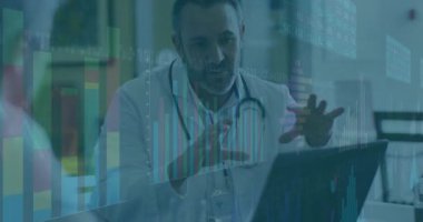 Hekim, hastanın anlayışına rehberlik ederken dizüstü bilgisayarı açıp animasyon sağlık çizelgeleri gösteriyor. Tıbbi, danışma, veri görselleştirme, profesyonel, dijital, bilgilendirici, klinik