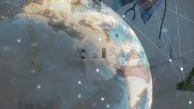 Hekim, teşhis için düğümleri etkinleştiren holografik medikal küre yazarken notlar yazıyor. Tıbbi, yenilik, teknoloji, sağlık, analiz, veri, meslek