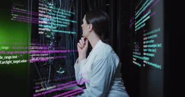 Ağ mühendisi sunucu raflarını tarıyor kod kaplamalarını etkinleştiriyor ve istikrar için kabloları ayarlıyor. Teknoloji, siber güvenlik, veri merkezi, donanım, yenilik, tanı, bağlantı